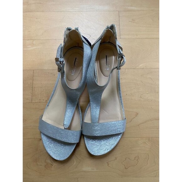 REACTION Kenneth Cole "Great Viber" Silver Women  NEW sandal low wedge - Picture 2 of 7